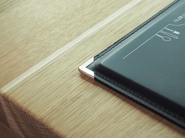 4 hopeista metallista kirjankulmaa