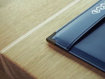 Mustat metallikulmat